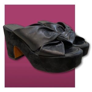 𝚁𝚘𝚋𝚎𝚛𝚝 𝙲𝚕𝚎𝚛𝚐𝚎𝚛𝚒𝚎 • Knot Front Platform Mules